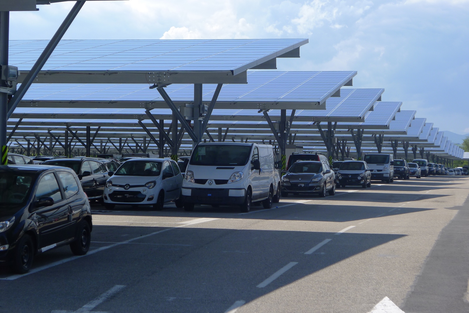 Ombrières photovoltaïques de parking à Quincieux