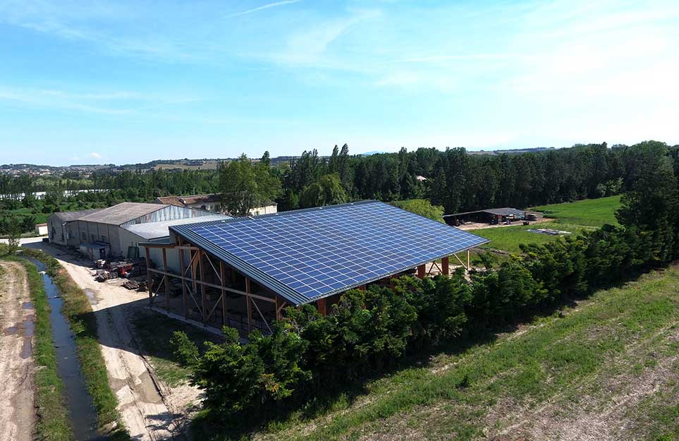 Hangar agricole équipé de panneaux photovoltaïques