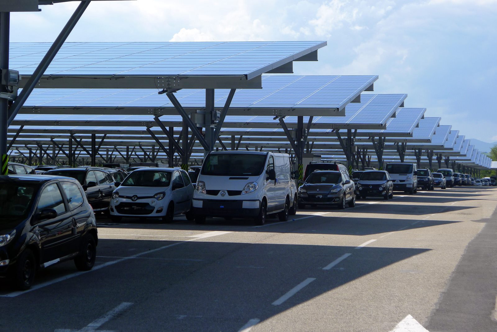 Ombrières photovoltaïques sur un parking